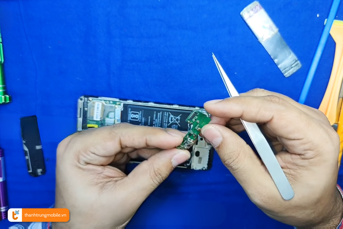Quy trình thay chân sạc Redmi 5 Plus mới tại Thành Trung Mobile