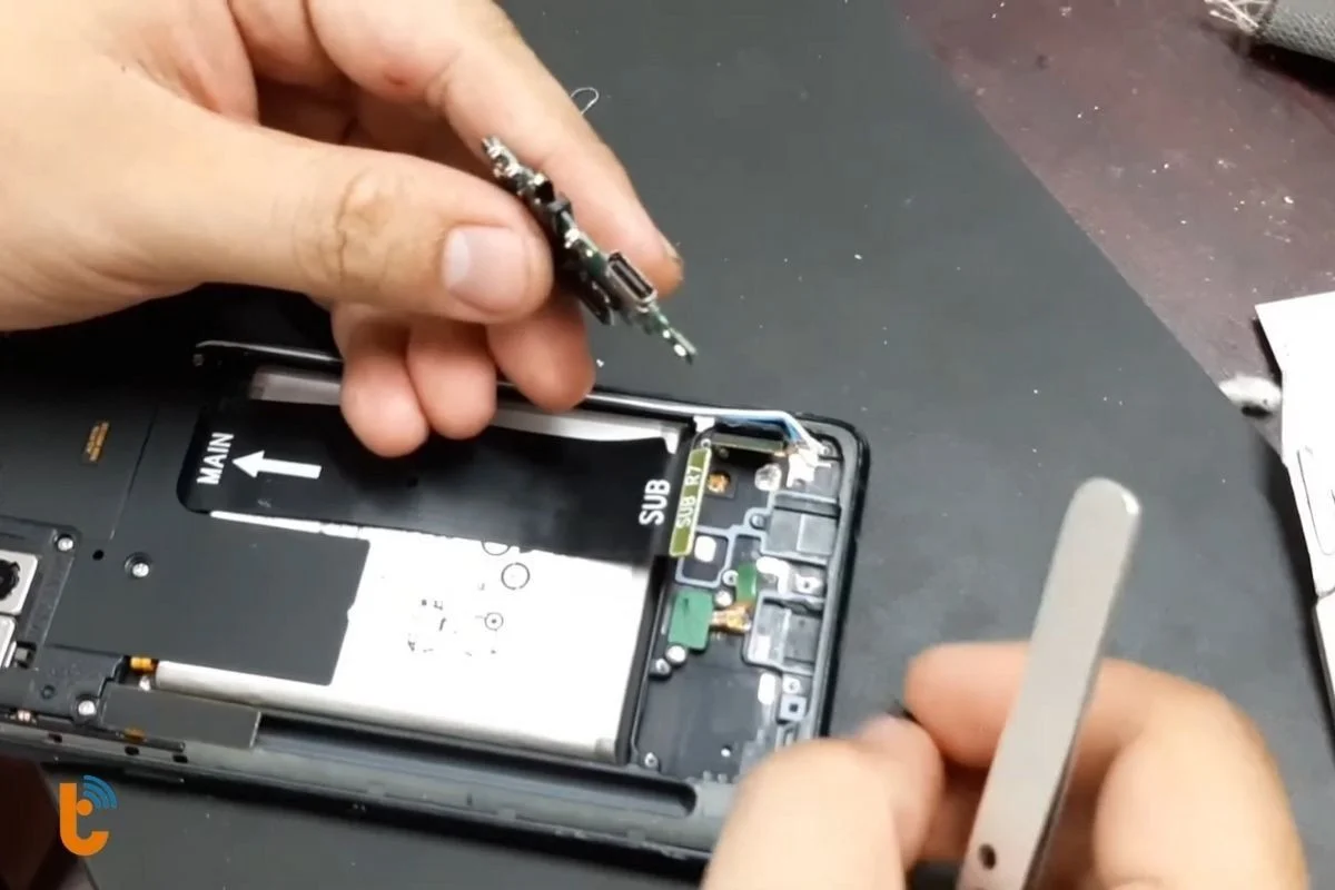 Quy trình thay chân sạc Samsung tại Thành Trung Mobile