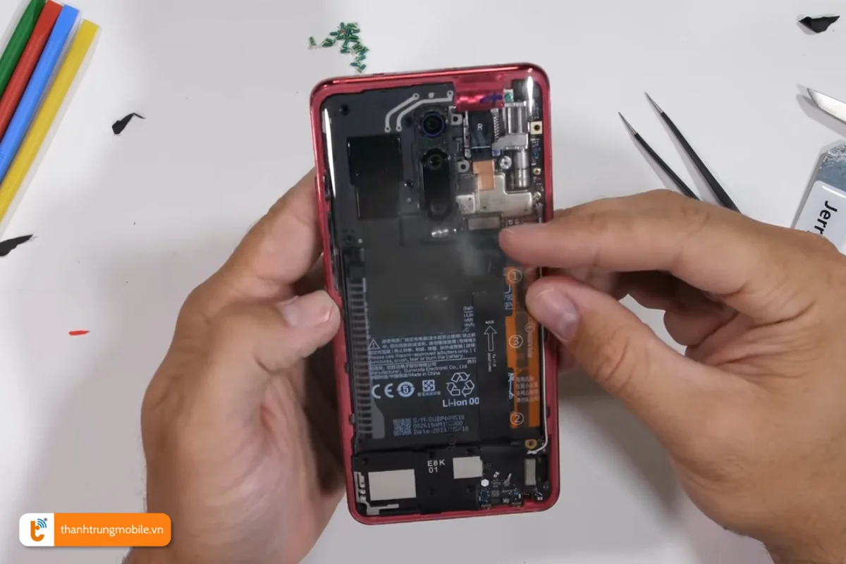 Quy trình thay kính lưng K20 Pro tại Thành Trung Mobile