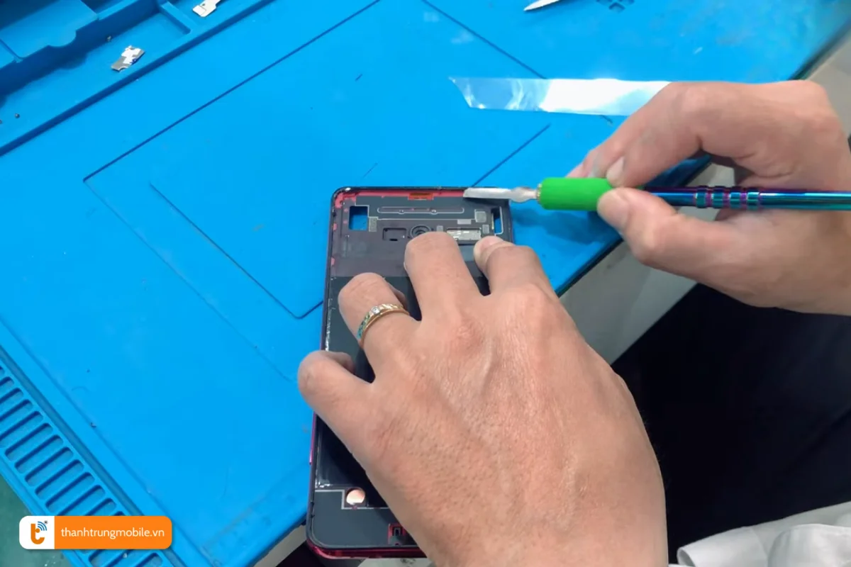 Quy trình thay màn Xiaomi Redmi K20 tại Thành Trung Mobile