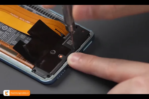 quy-trinh-thay-moi-chan-sac-redmi-k50-tai-thanh-trung-mobile