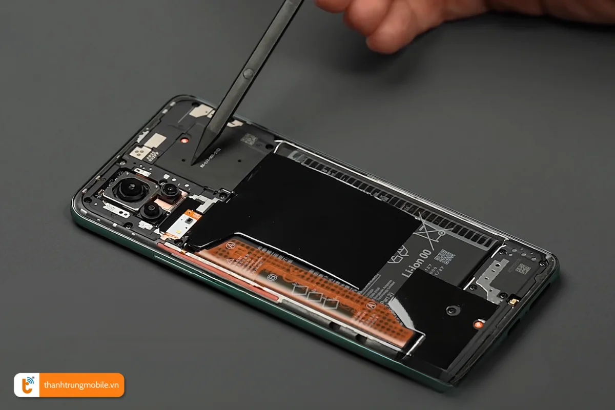 Quy trình thay nắp lưng điện thoại Redmi K50 tại Thành Trung Mobile