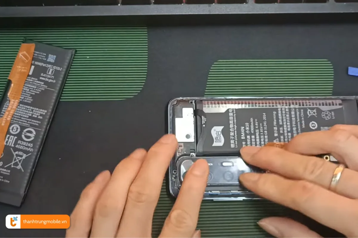 Quy trình thay pin điện thoại Mi 10S tại Thành Trung Mobile