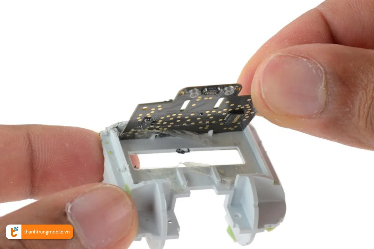 Quy trình thay thế chân sạc AirPods 1 tại Thành Trung Mobile