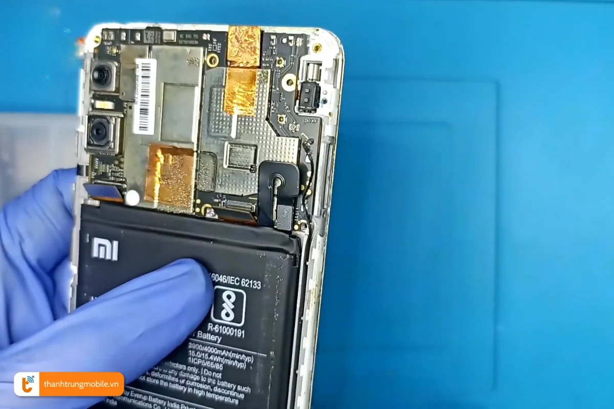 Quy trình thay thế loa Redmi 5 Plus tại Thành Trung Mobile