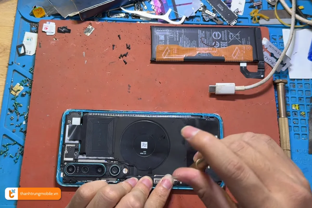 Quy trình thay thế nắp lưng Mi 10S tại Thành Trung Mobile