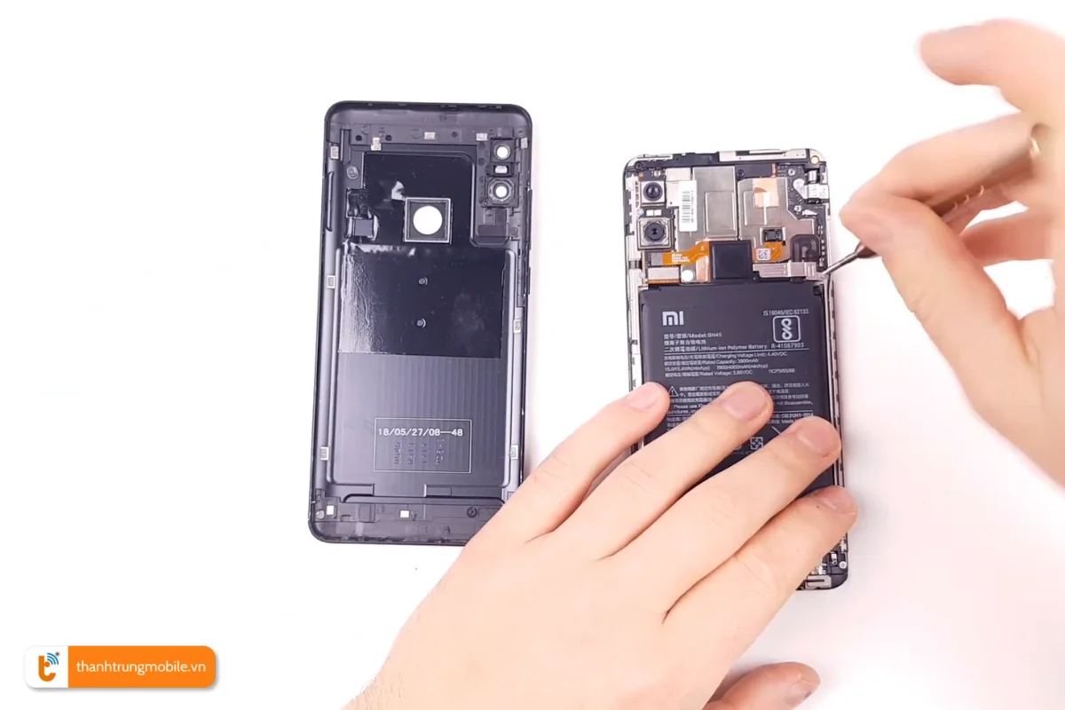 Quy trình thay thế pin Redmi 5 Plus mới tại Thành Trung Mobile