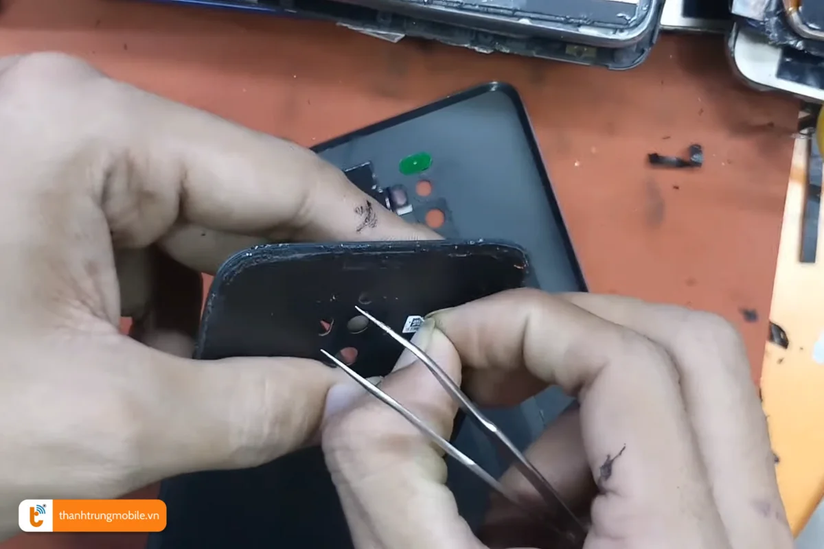 Quy trình thay vỏ điện thoại Oppo Reno 2F tại Thành Trung Mobile