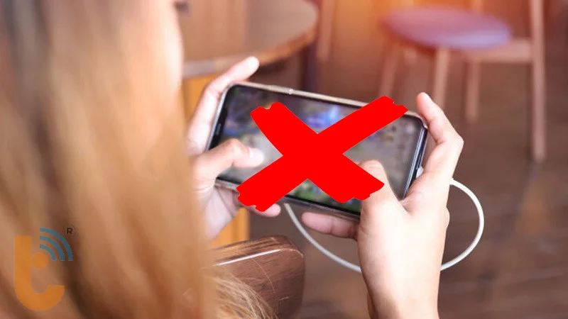 Hạn chế vừa sạc vừa dùng