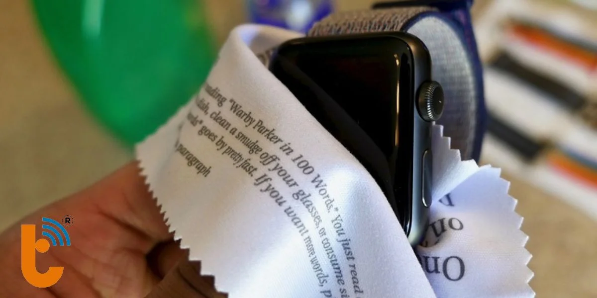 Sử dụng miếng vải mềm để vệ sinh đồng hồ