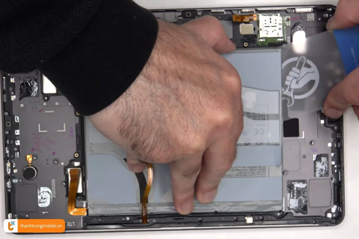 thao pin cu va thay pin galaxy tab s9 ultra moi