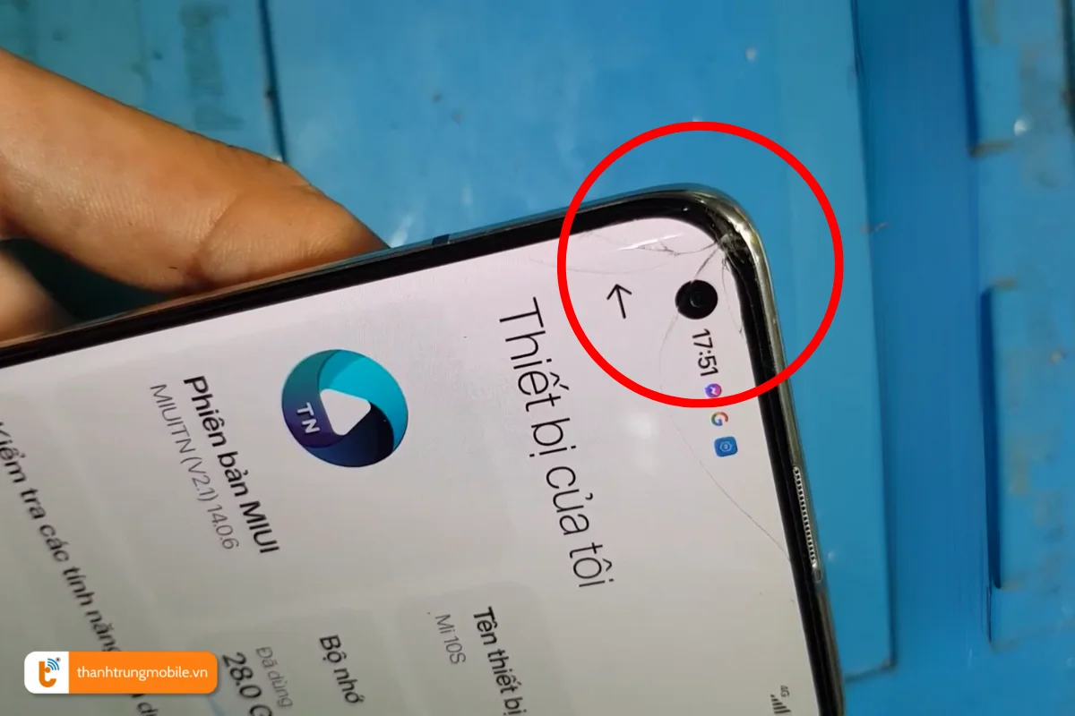 Tình trạng nứt vỡ mặt kính Mi 10S cần thay mới