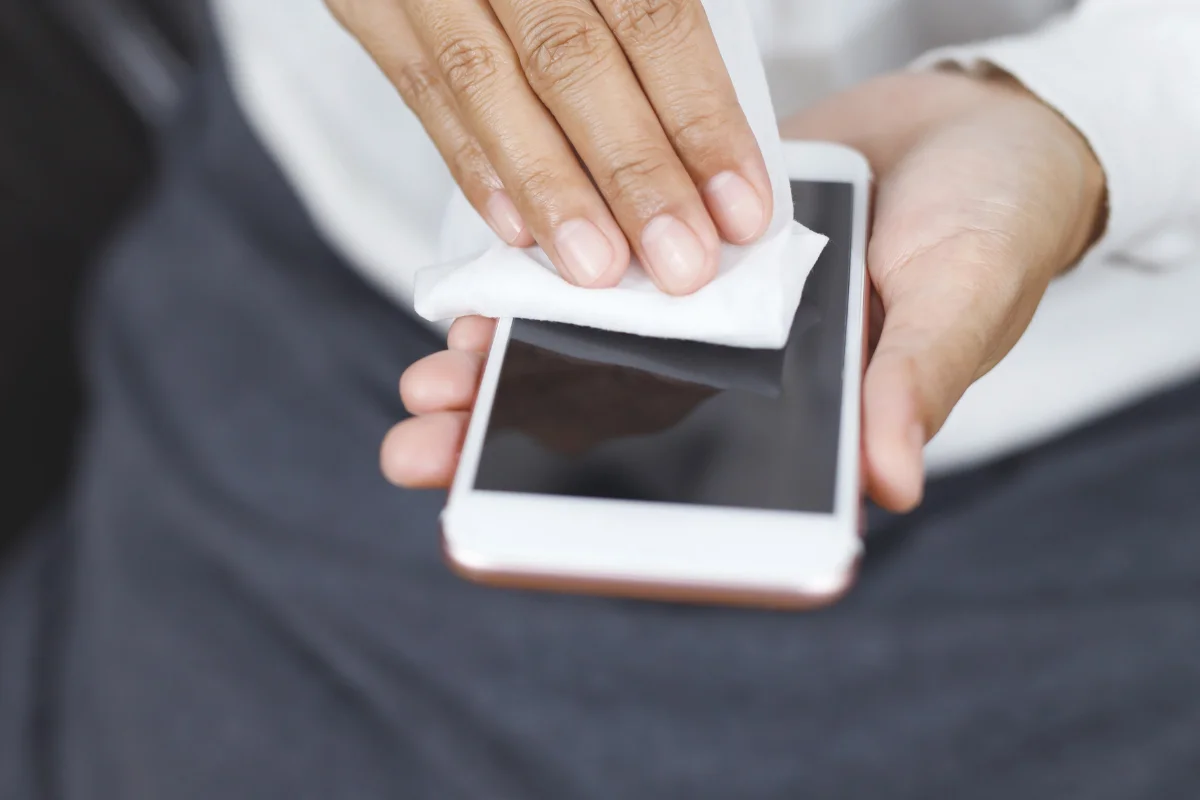 vệ sinh điện thoại và camera trước