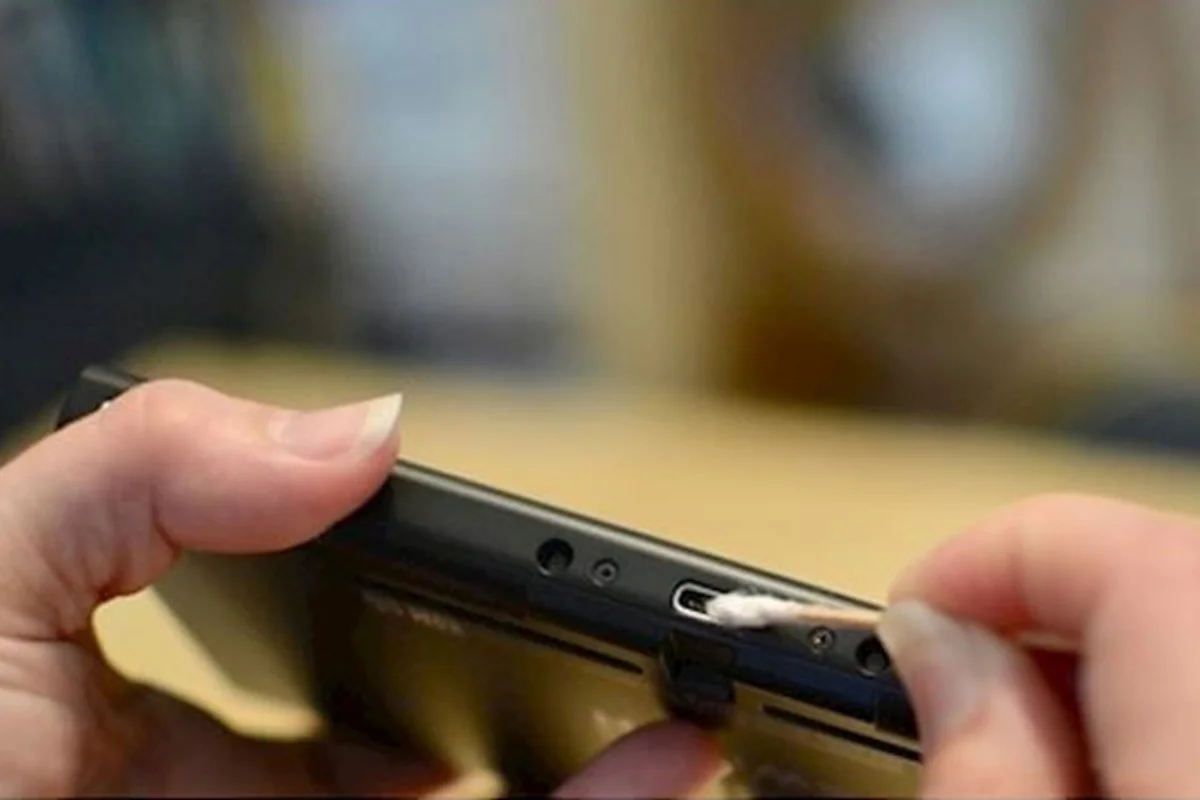 Vệ sinh cổng sạc