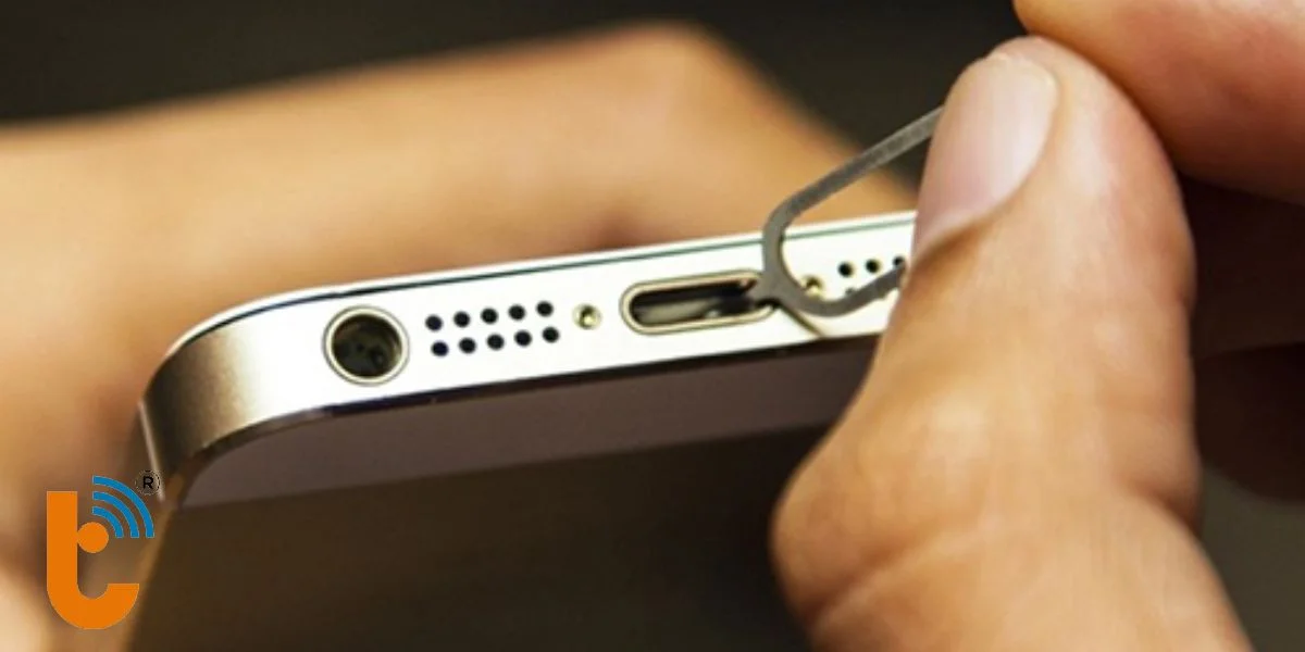 Vệ sinh cổng sạc trên iPhone