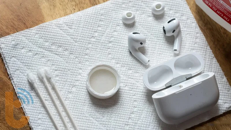Vệ sinh AirPods và hộp sạc định kỳ giúp tối ưu hóa pin AirPods