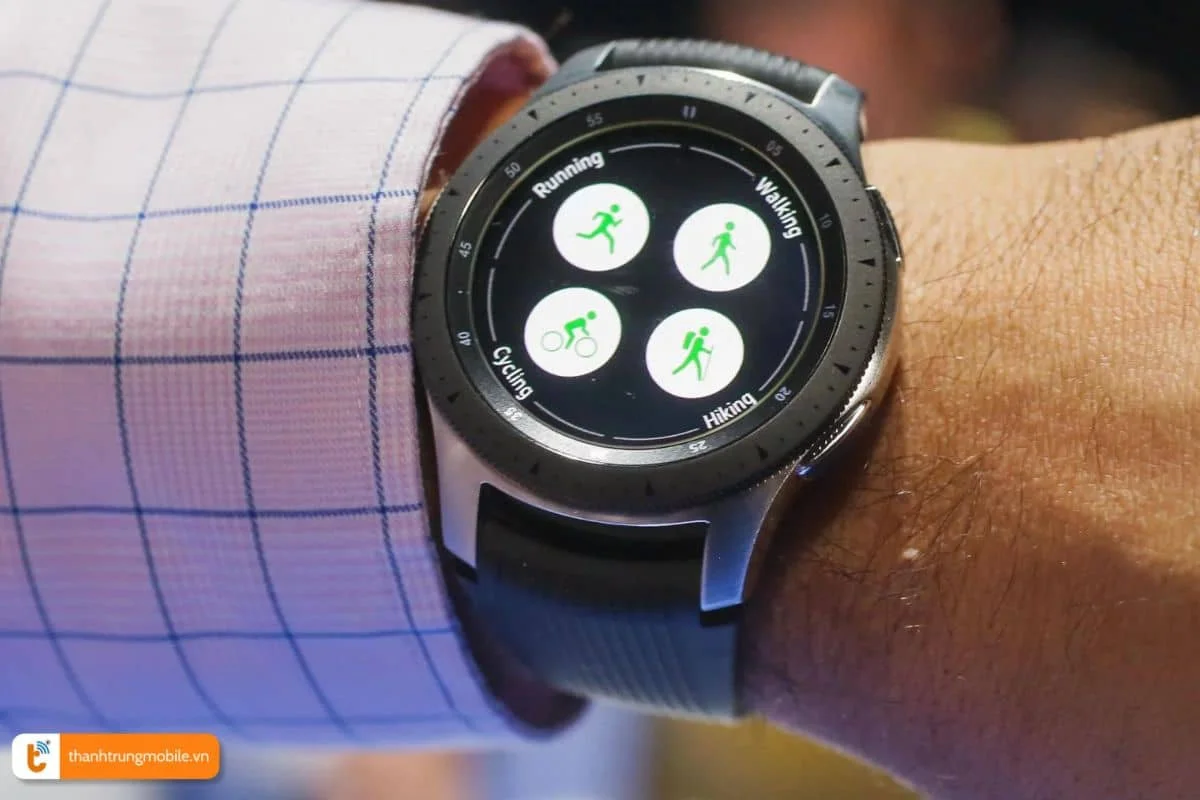 danh bong mat kinh tray xuoc mat kinh samsung watch active