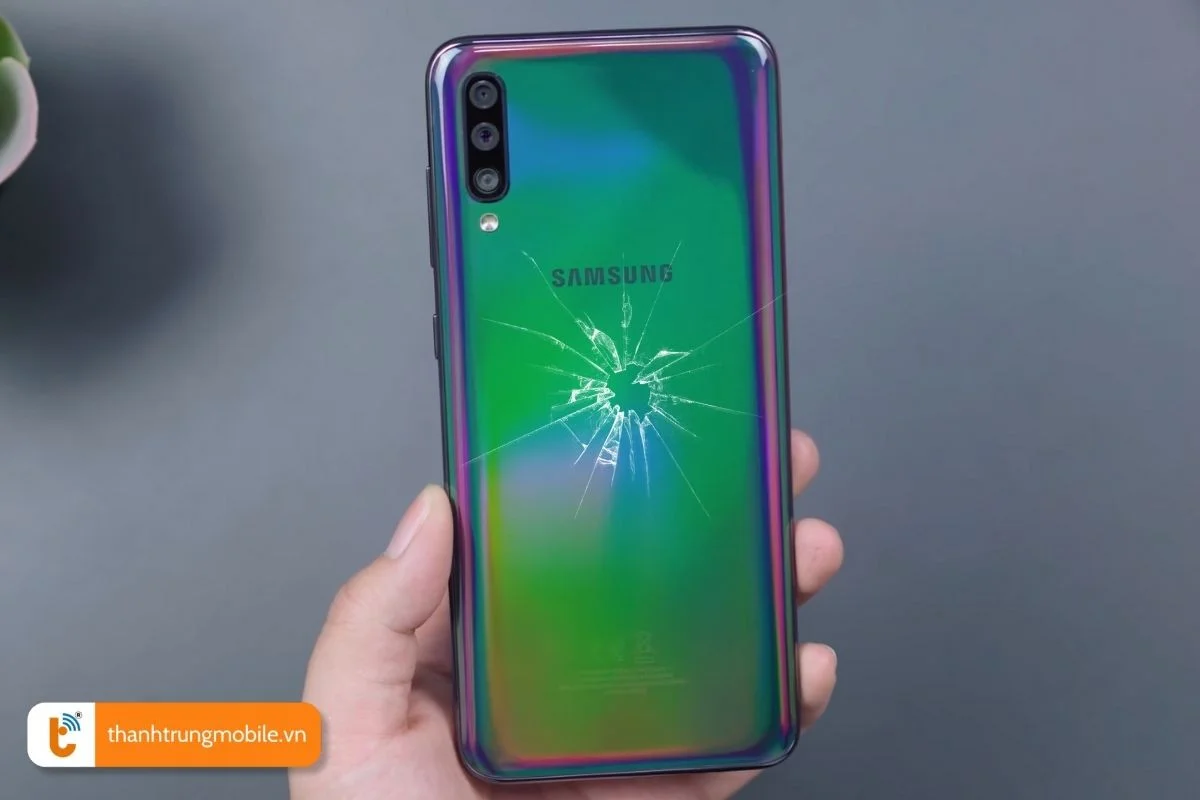 dau hieu nen thay kinh lung samsung galaxy a70