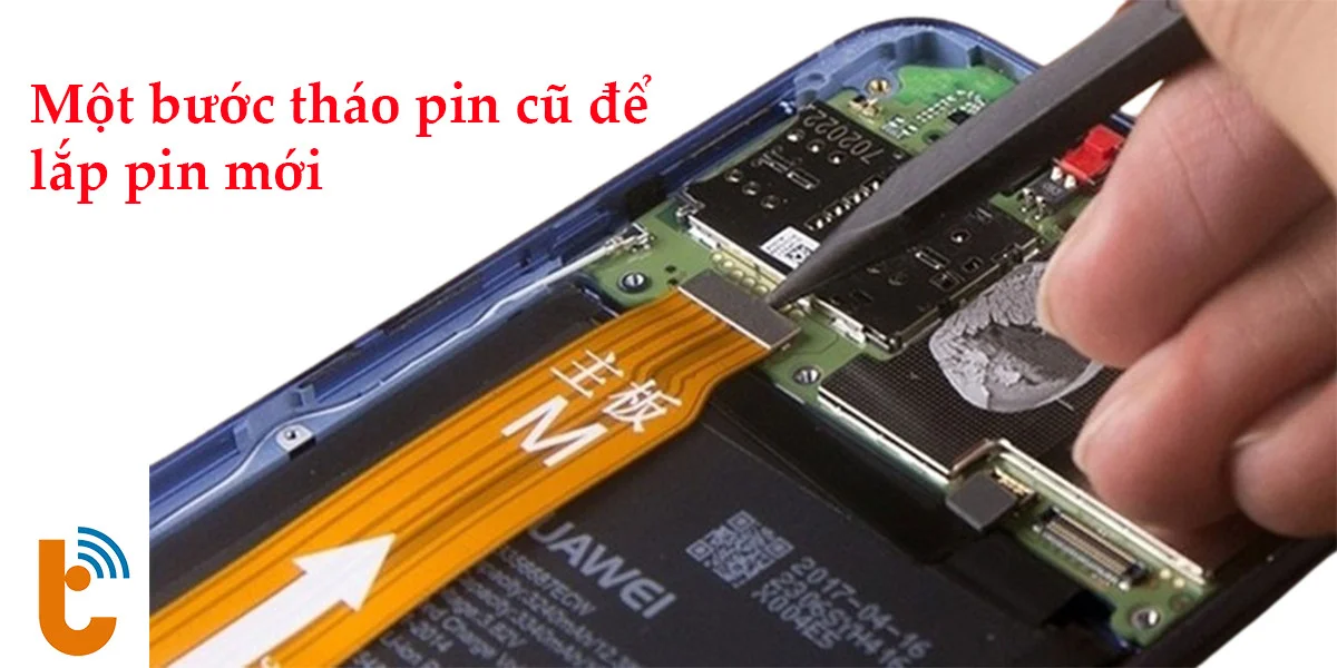 Kỹ thuật viên đang tháo pin cũ ra khỏi điện thoại Huawei