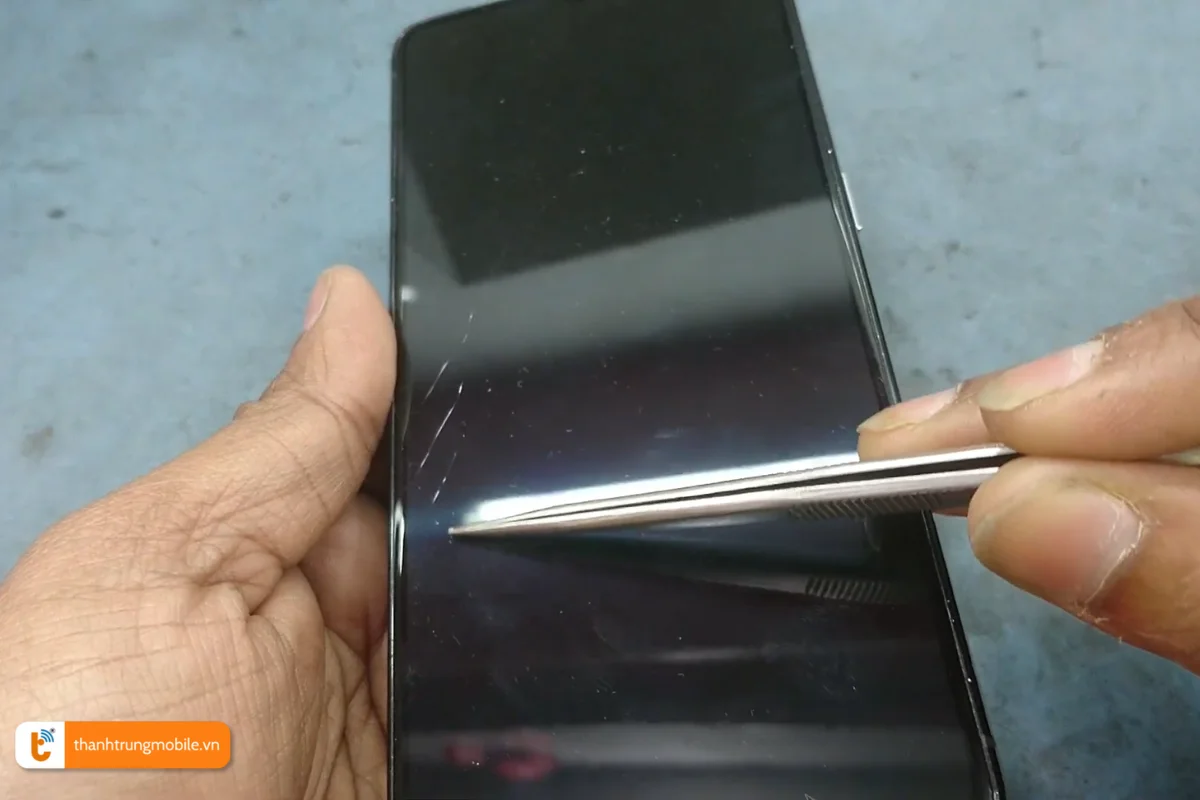 Màn hình Realme X2 bị xước nhẹ có thể ép kính tránh để ảnh hưởng nặng nề