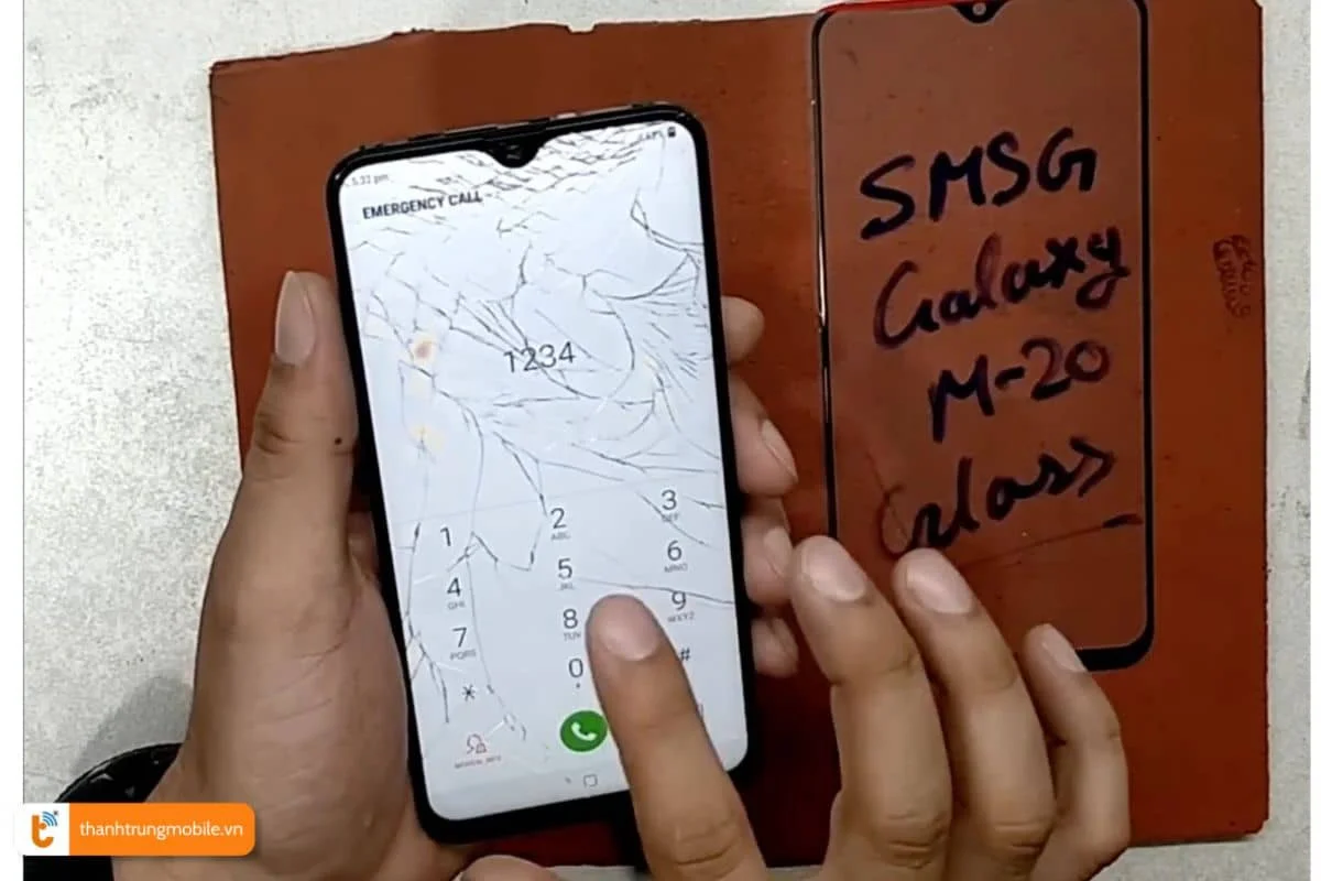 Mat kinh Samsung Galaxy M20 bi nut vo