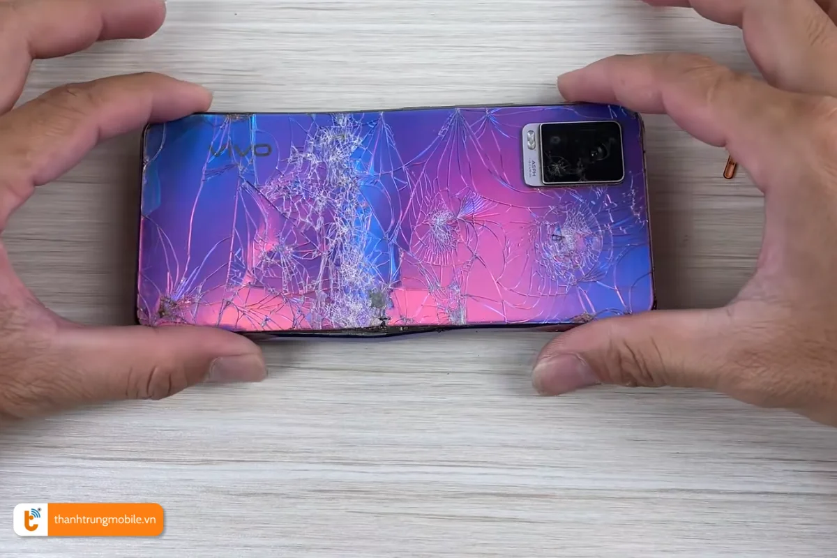 Nắp lưng Vivo V20 bị nứt vỡ nặng nề cần thay mới