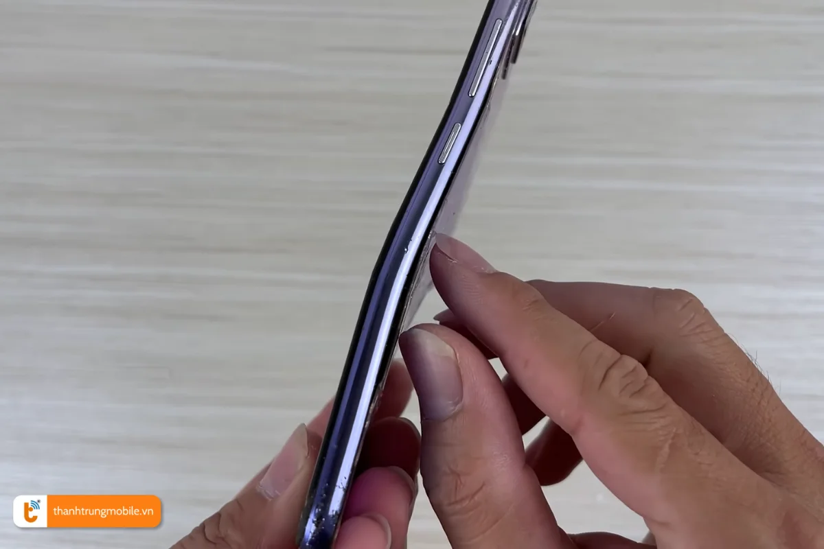 Pin phồng gây đội nắp lưng Vivo V20