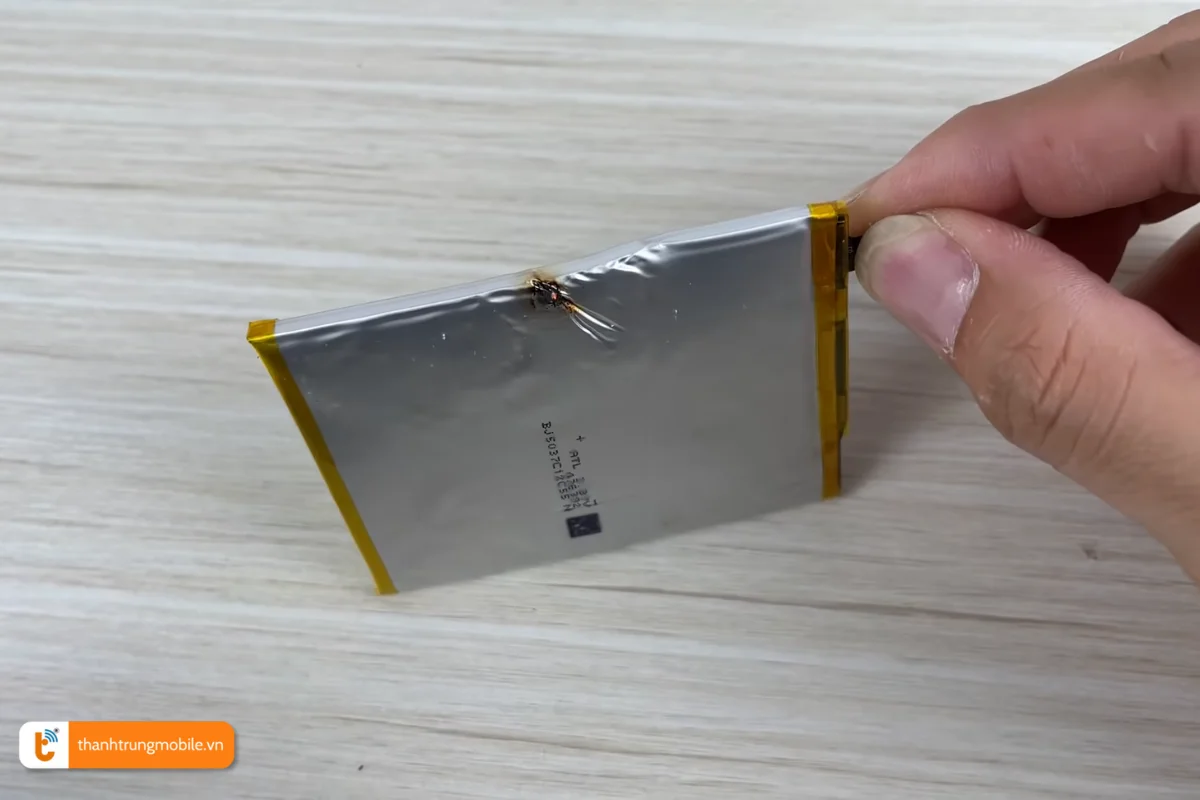 Pin Vivo V20 bị hỏng nặng nề cần phải thay mới