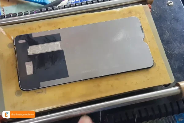 quy-trinh-ep-kinh-realme-c25-chuyen-nghiep-tai-thanh-trung-mobile