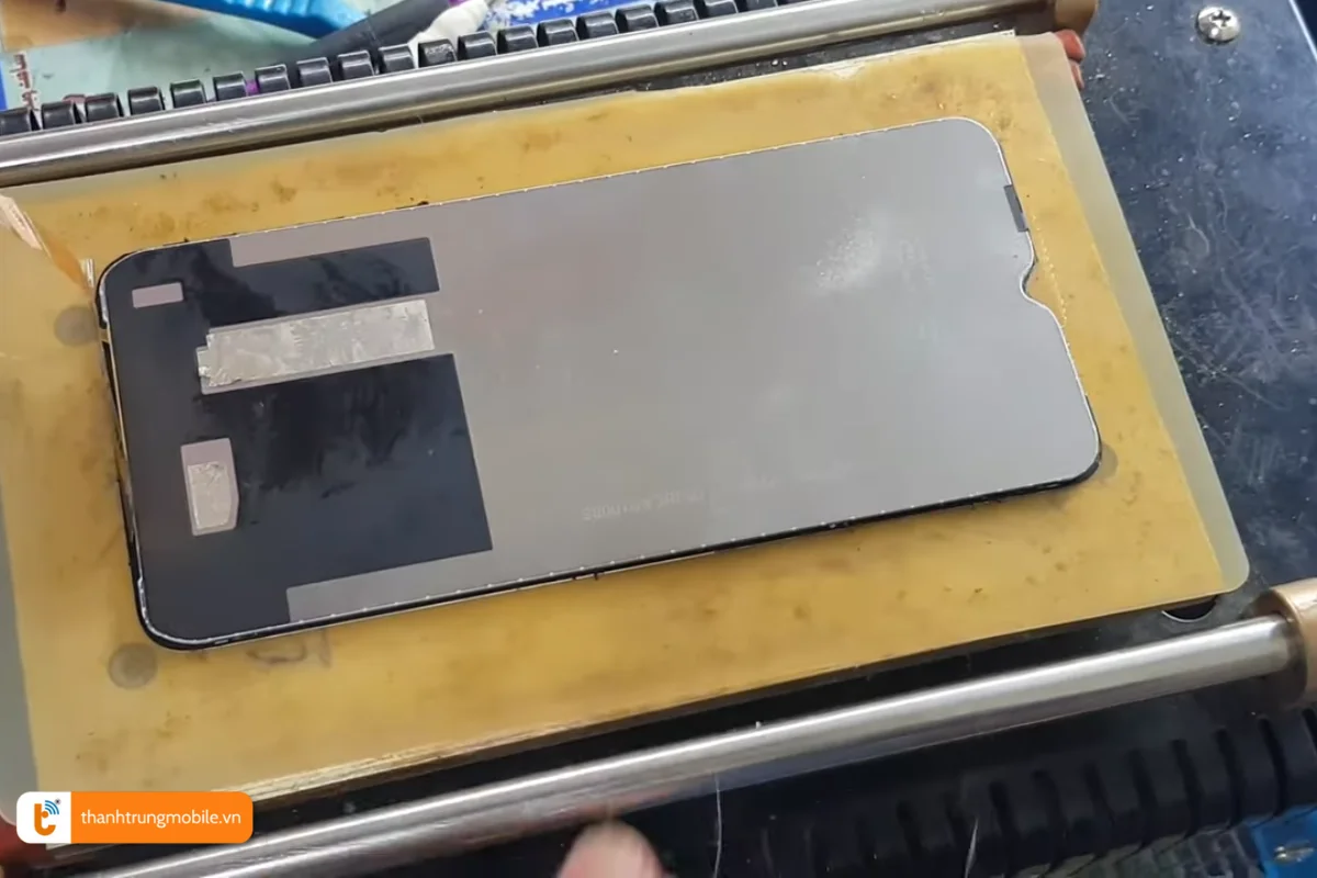 Quy trình ép kính Realme C25 chuyên nghiệp tại Thành Trung Mobile