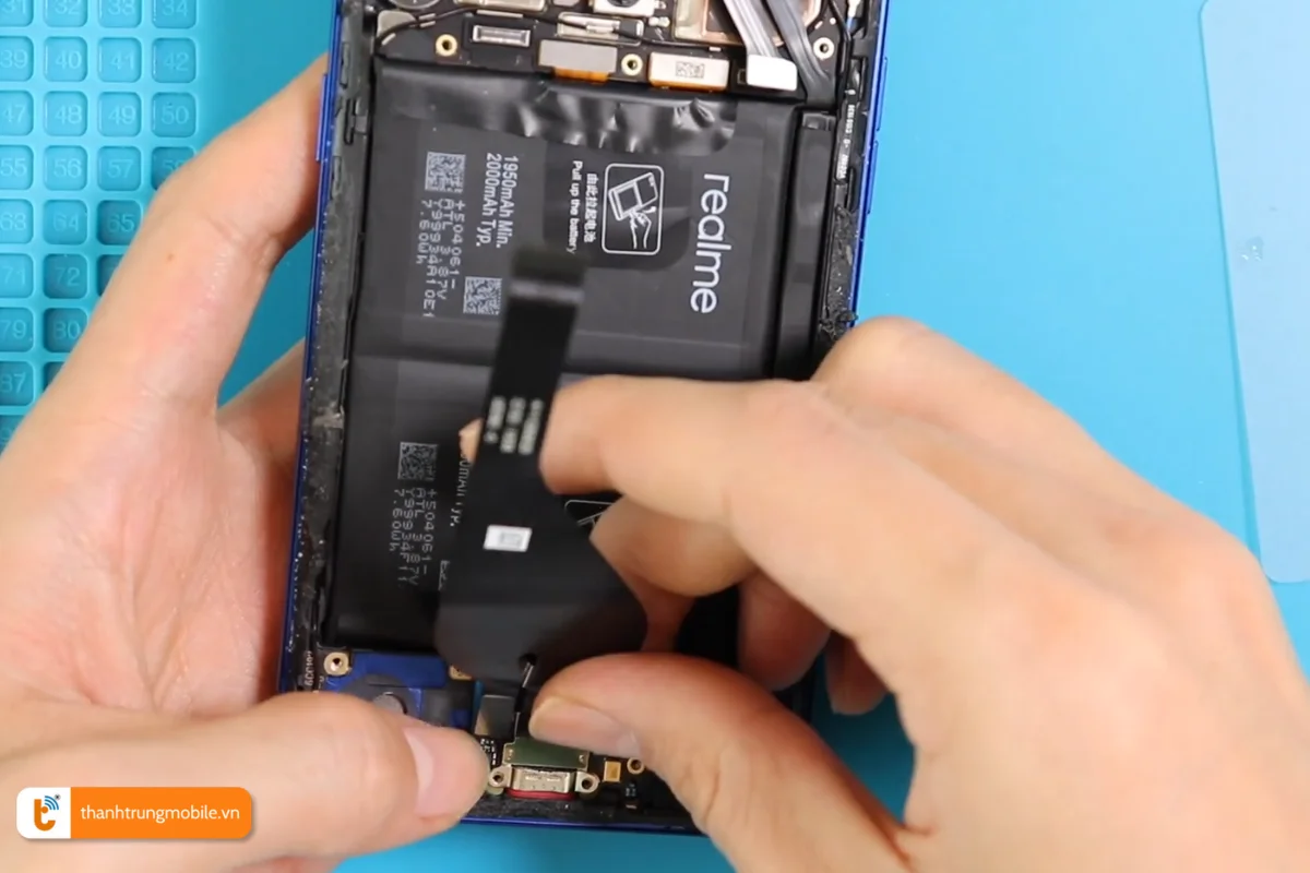 Quy trình lắp đặt chân sạc Realme X2 mới tại Thành Trung Mobile