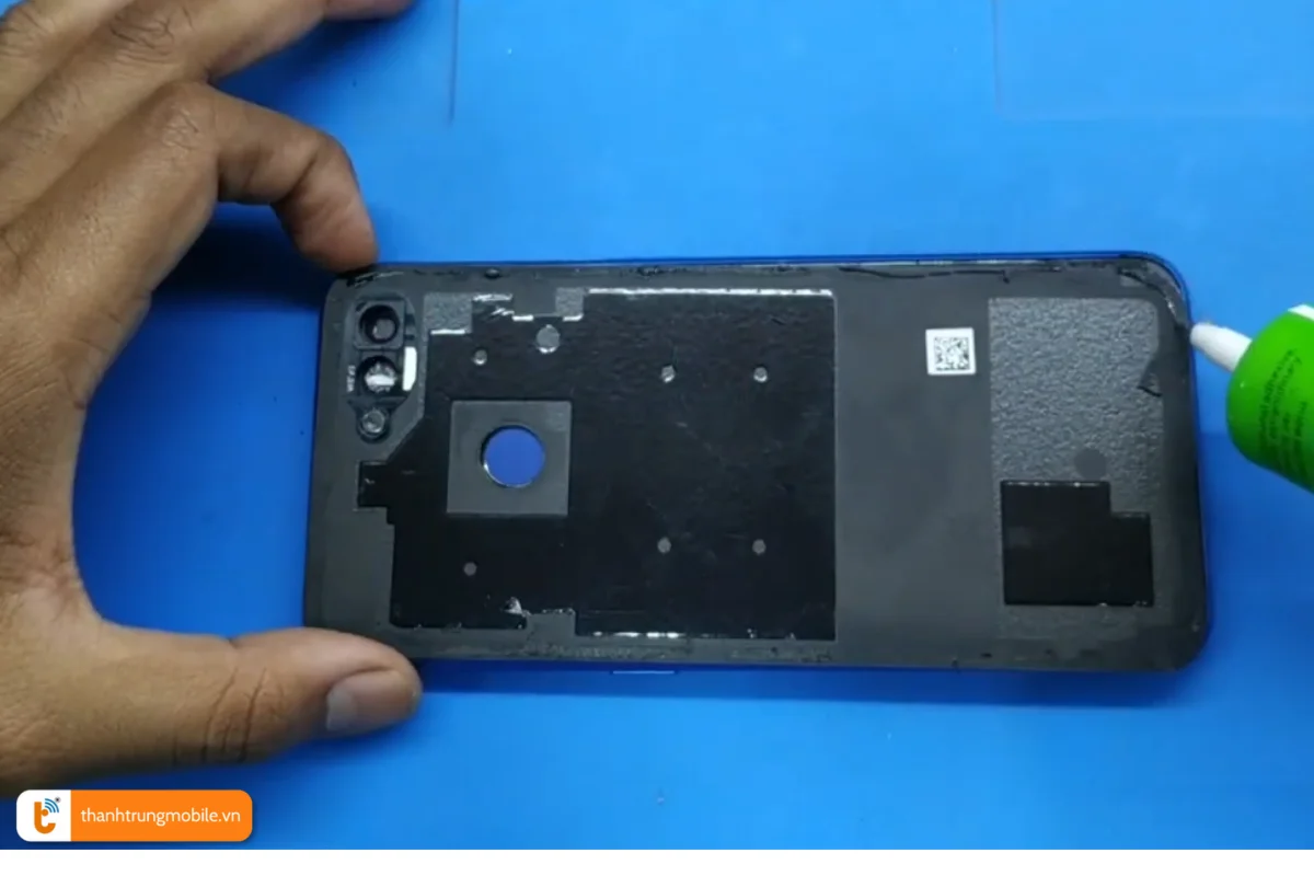 Quy trình lắp đặt màn hình Realme 2 Pro mới tại Thành Trung Mobile