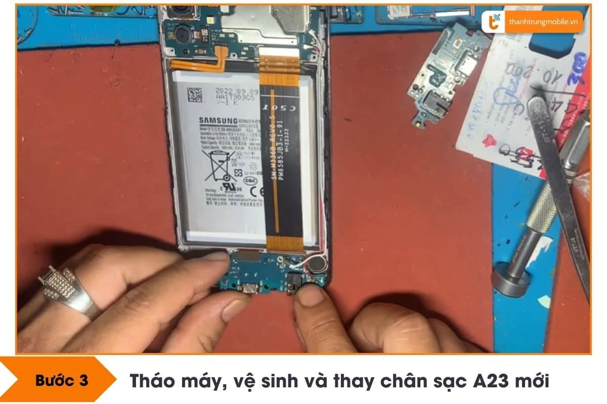 thao may, ve sinh va thay chan sac samsung a23 moi