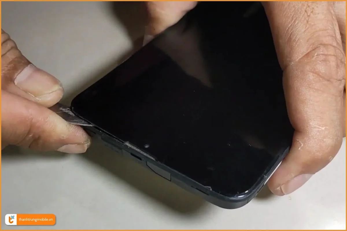 Quy trình thay màn hình điện thoại Realme 3