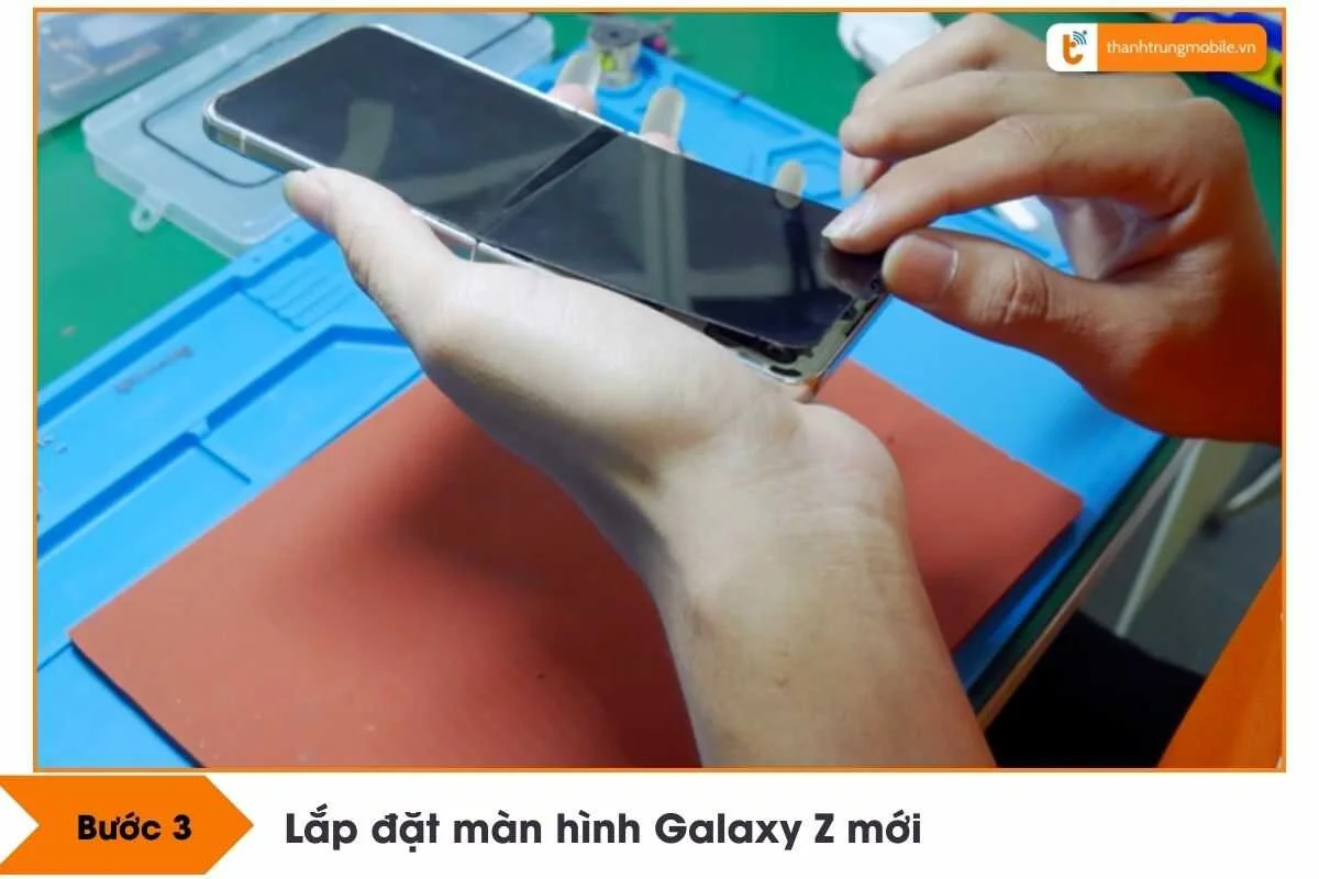 thay man hinh galaxy z moi