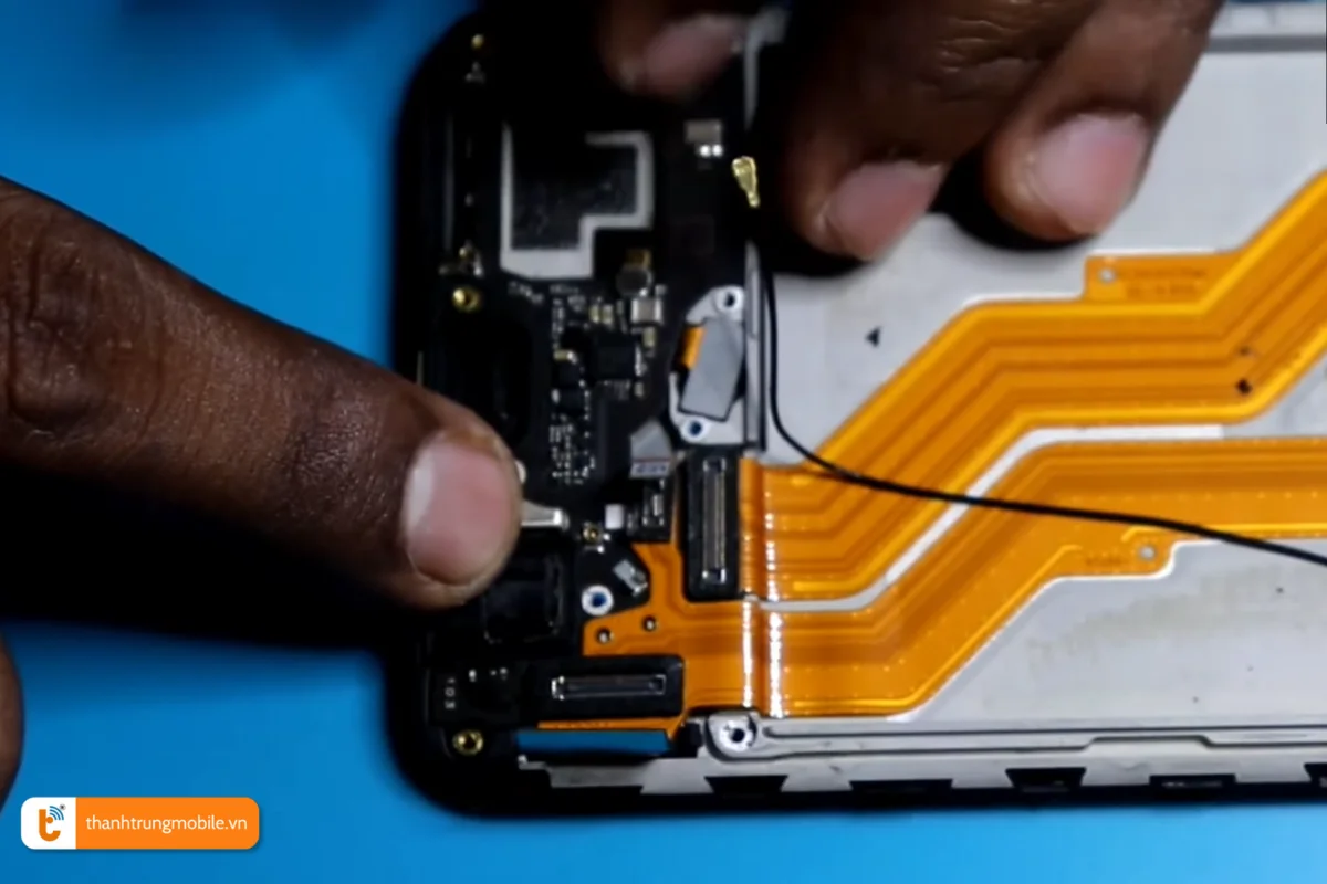 Quy trình thay màn hình V11 tại Thành Trung Mobile