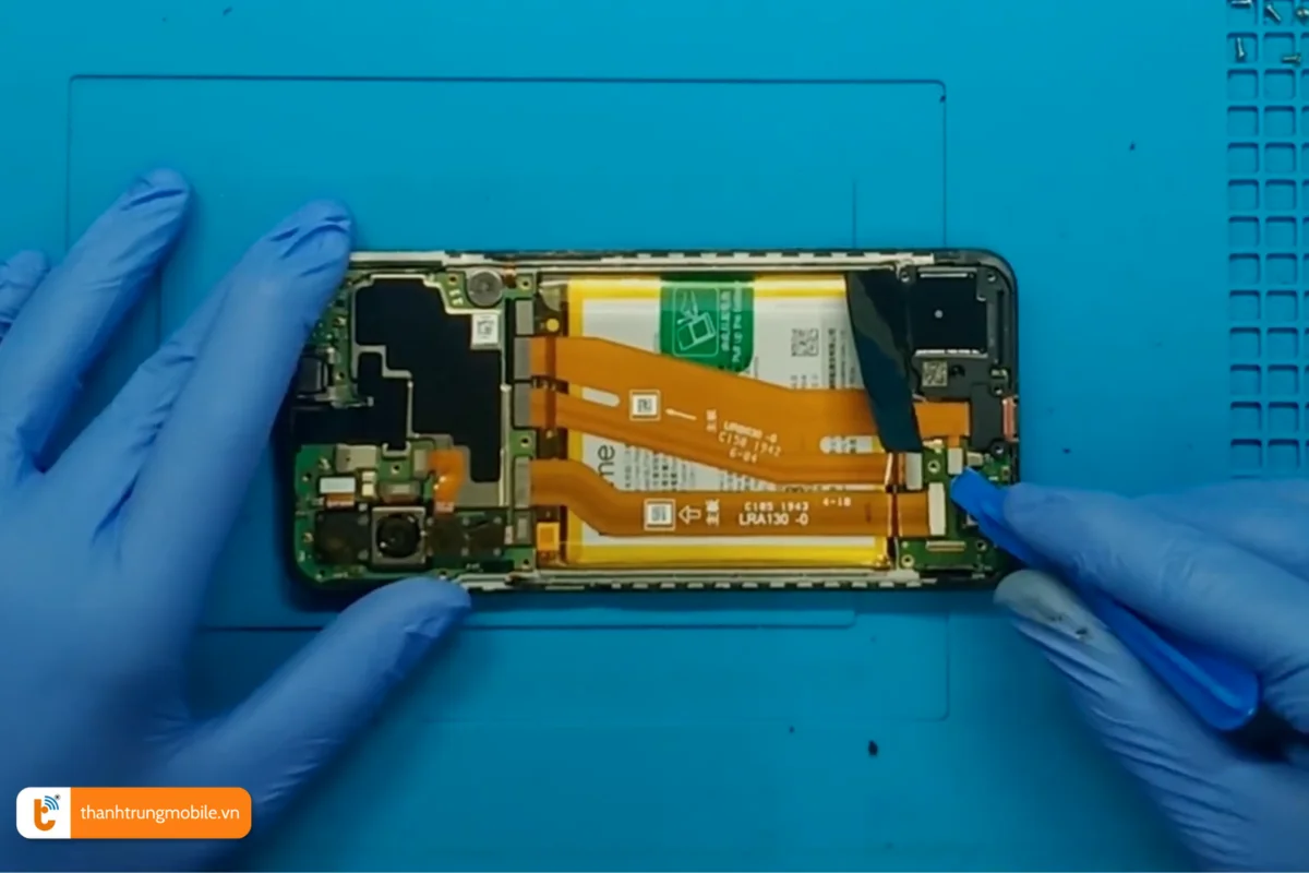 Quy trình thay màn Realme X2 tại Thành Trung Mobile