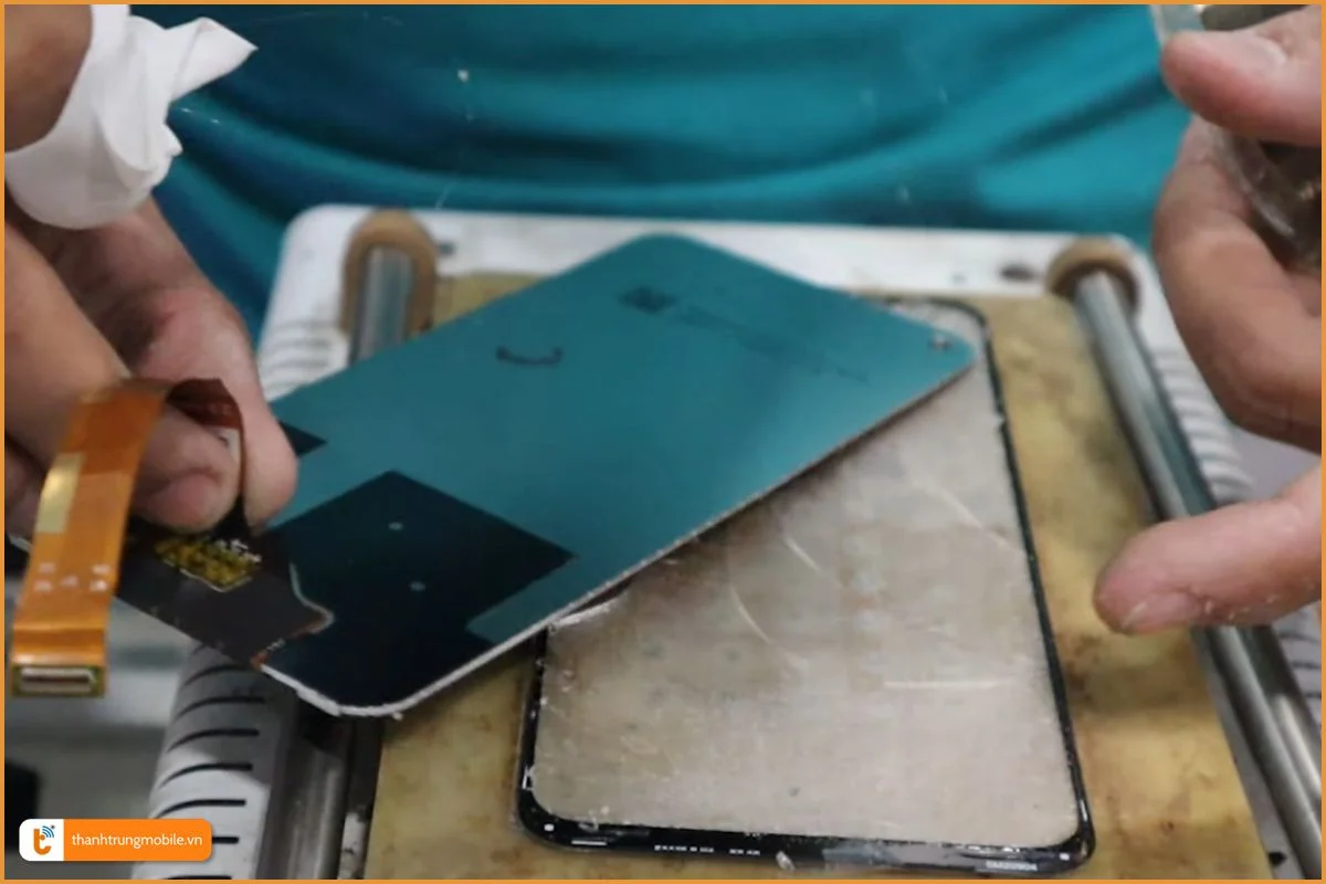 Quy trình thay mặt kính điện thoại Realme 7
