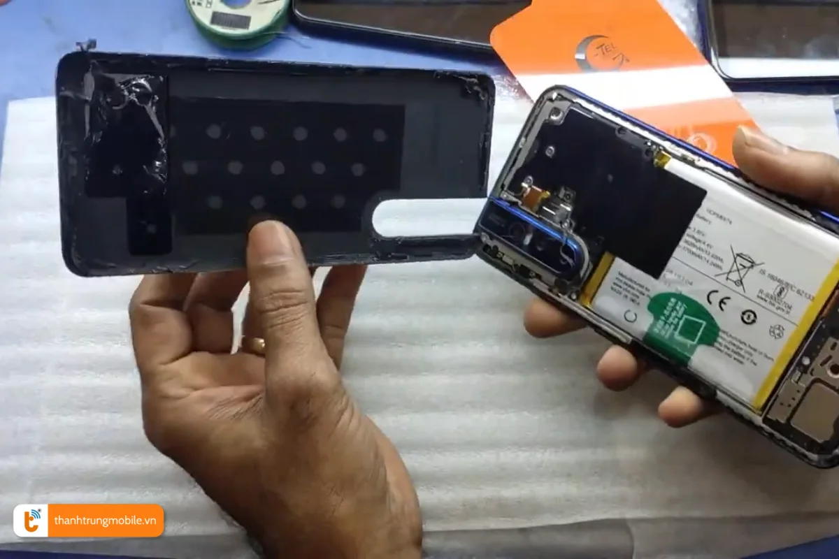 Quy trình thay mặt lưng Vivo V15 tại Thành Trung Mobile