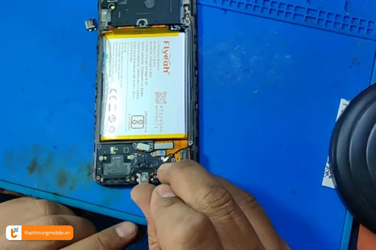 Quy trình thay mới cụm sạc Vivo V11 tại Thành Trung Mobile