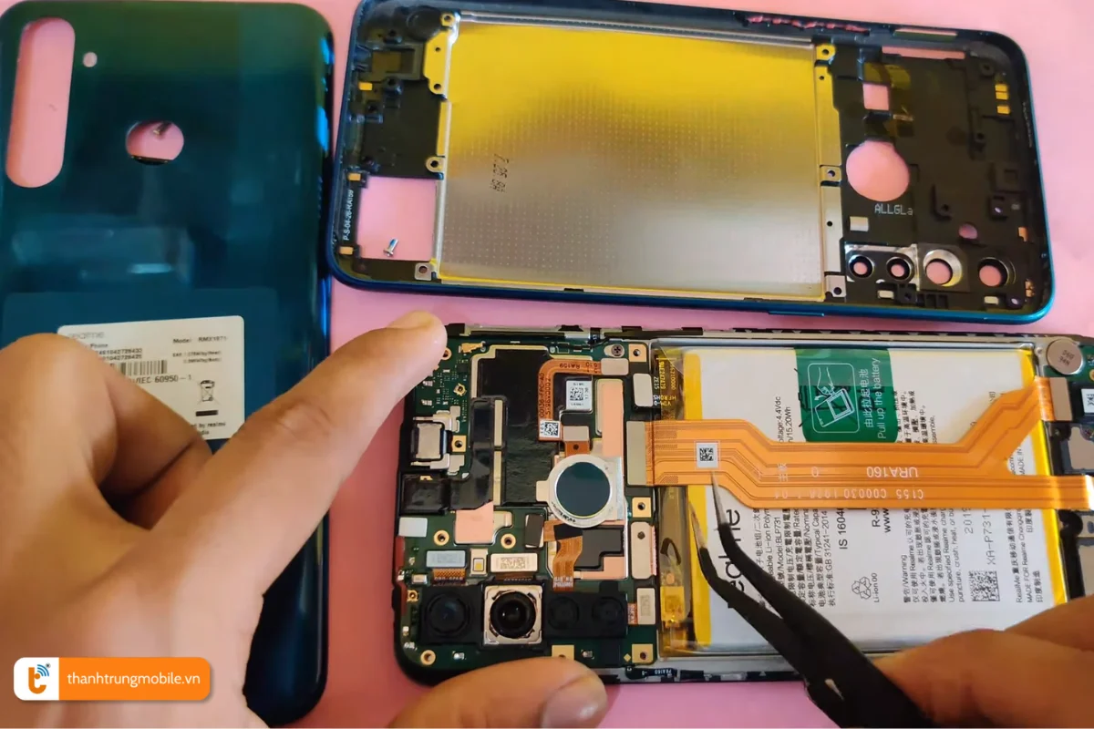 Quy trình thay pin điện thoại Realme 5 Pro tại Thành Trung Mobile