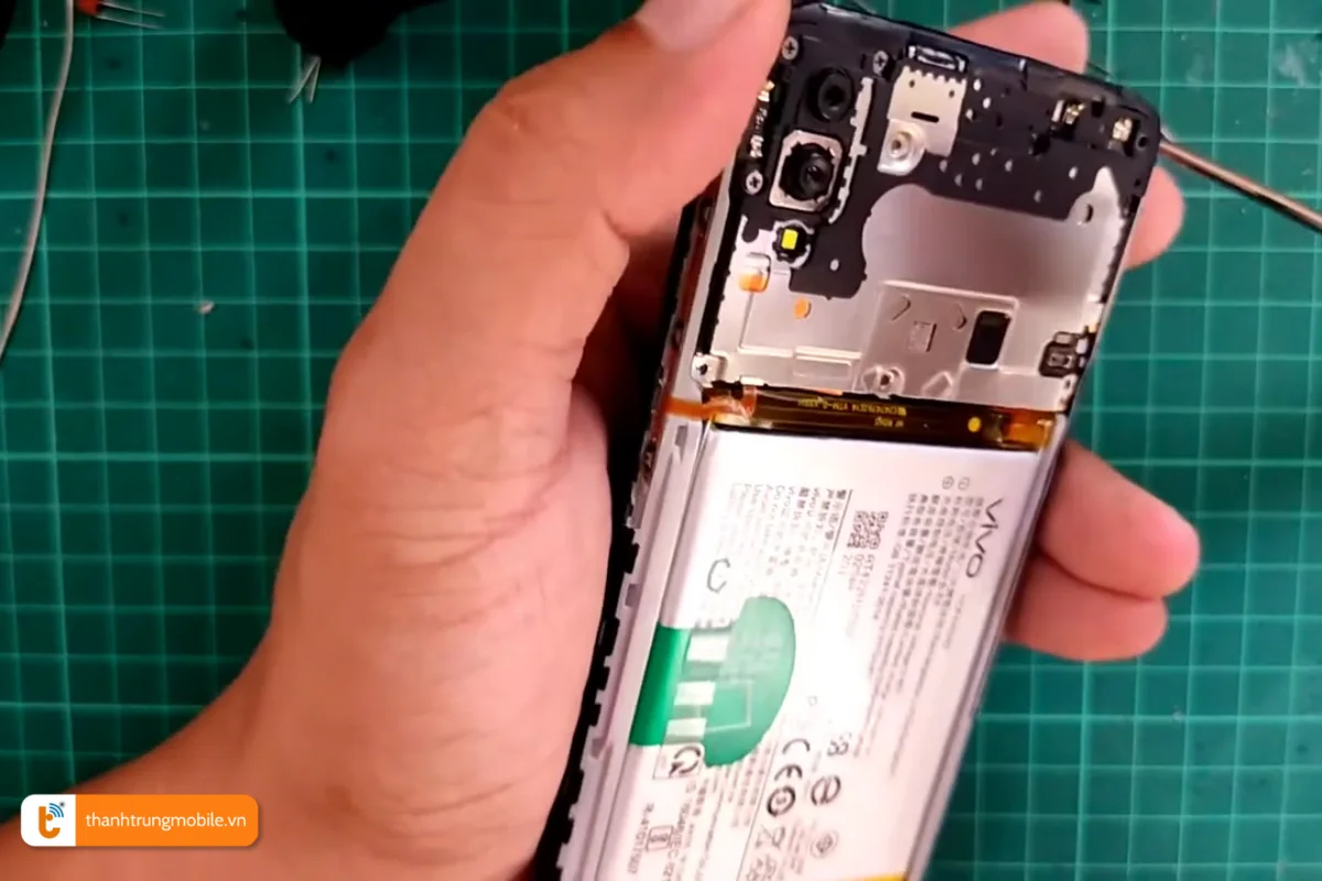 Quy trình thay pin điện thoại Vivo V11i tại Thành Trung Mobile