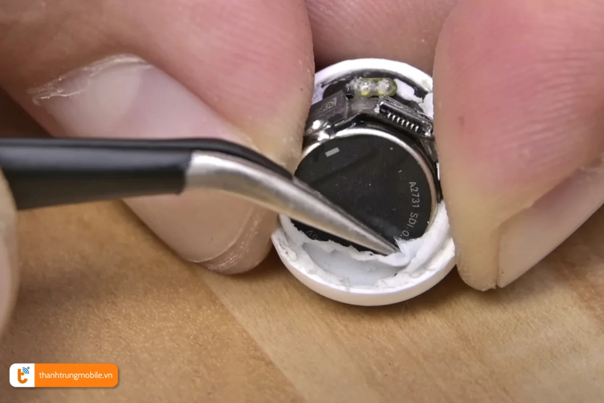 Quy trình thay pin tai nghe AirPod Pro 2 tại Thành Trung Mobile
