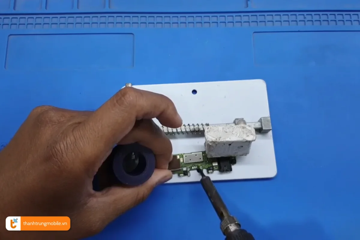 Quy trình thay thế chân sạc Vivo V15 tại Thành Trung Mobile