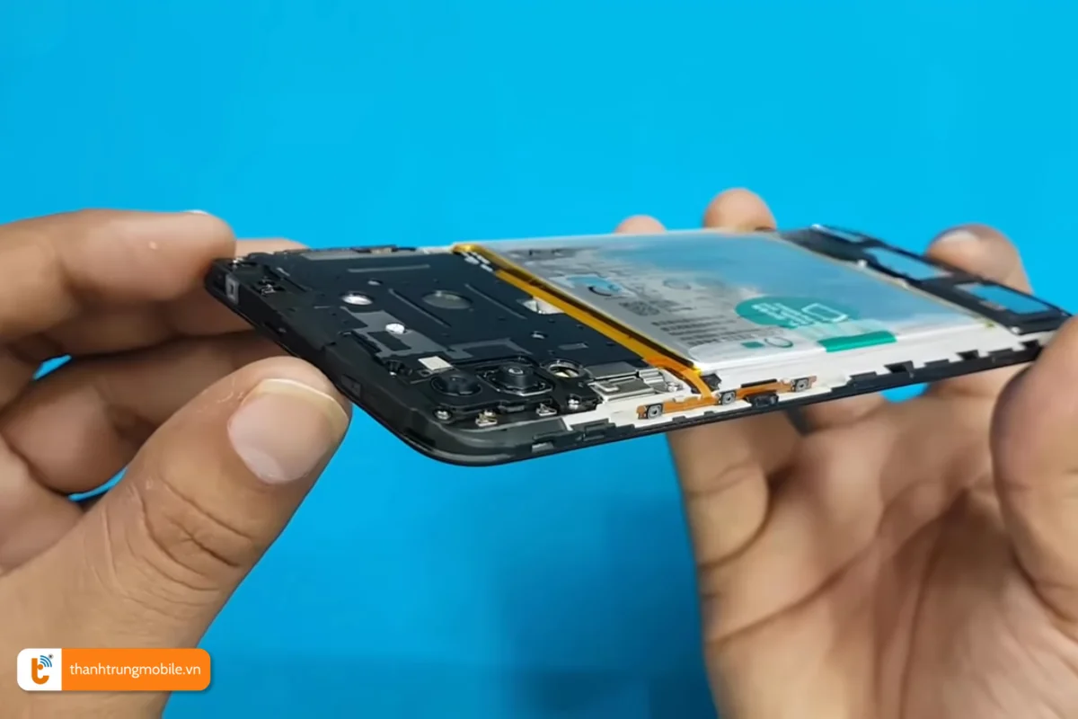 Quy trình thay thế nắp lưng Vivo V11 tại Thành Trung Mobile