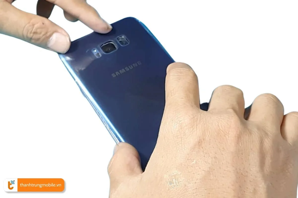 tien hanh lap dat vo lung samsung S8 Plus, S8 moi