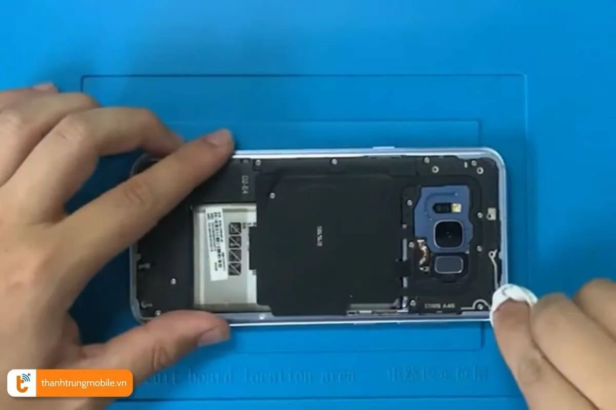 Vệ sinh keo dán nắp lưng Samsung S8 Plus, S8 cũ