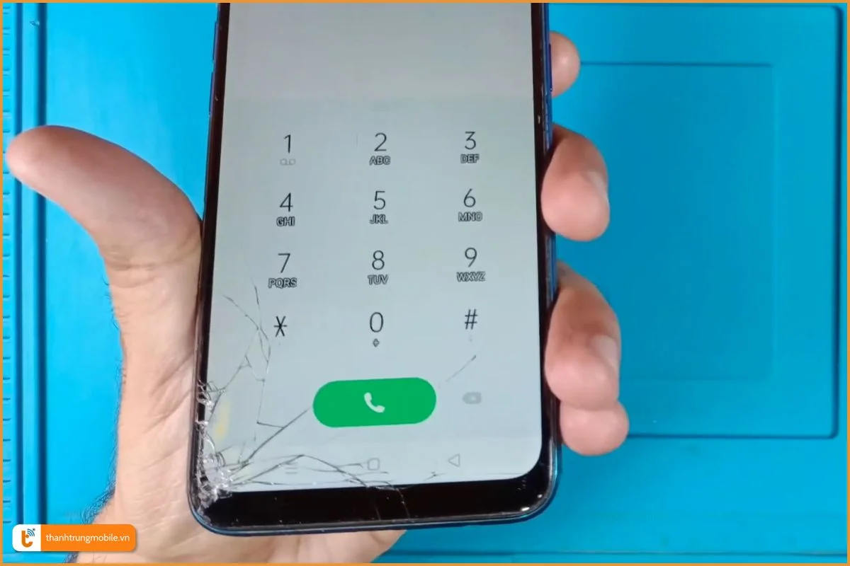 Realme 3 bẻ vỡ mặt kính màn hình