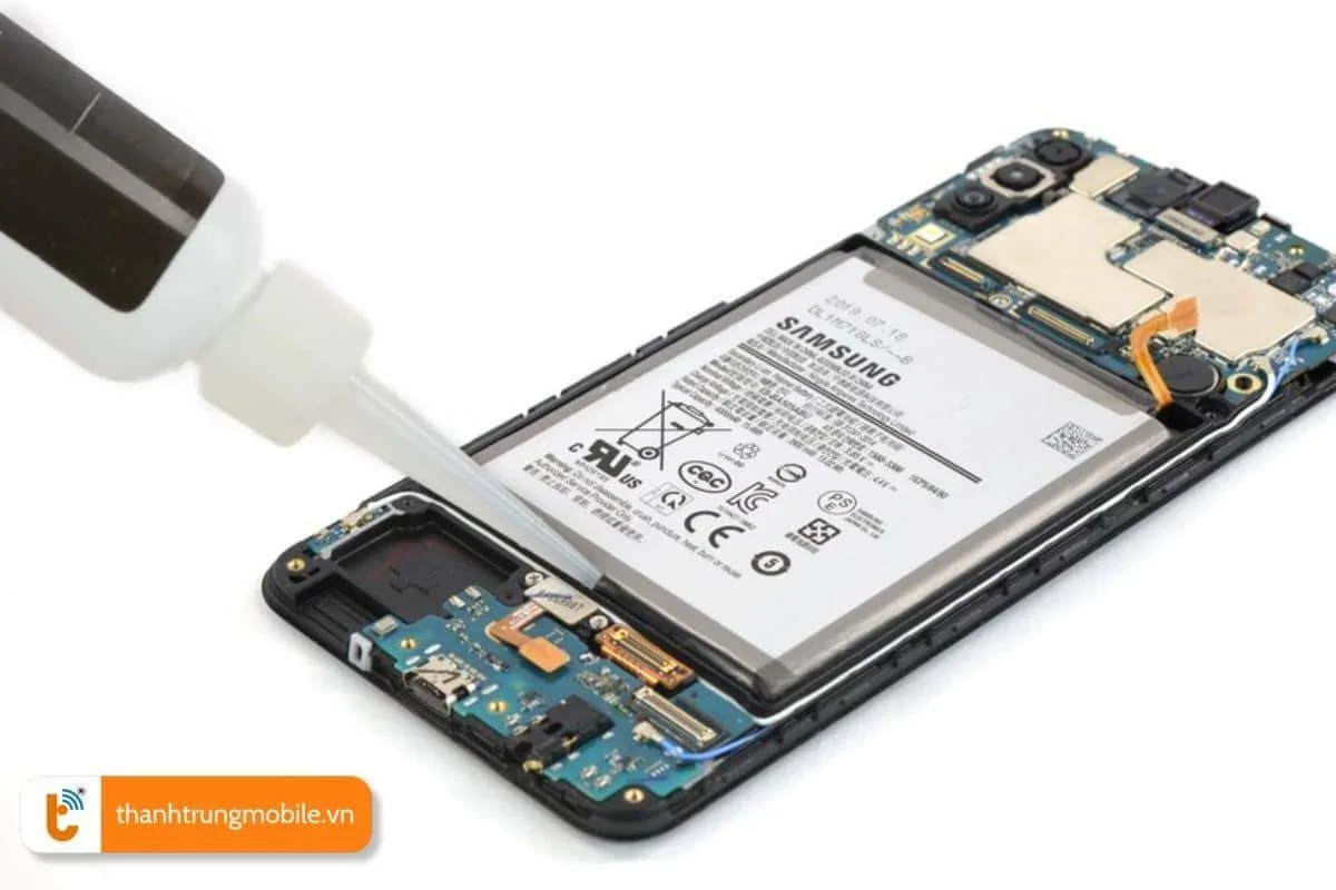 so sanh pin samsung a50 chinh hang va pin linh kien