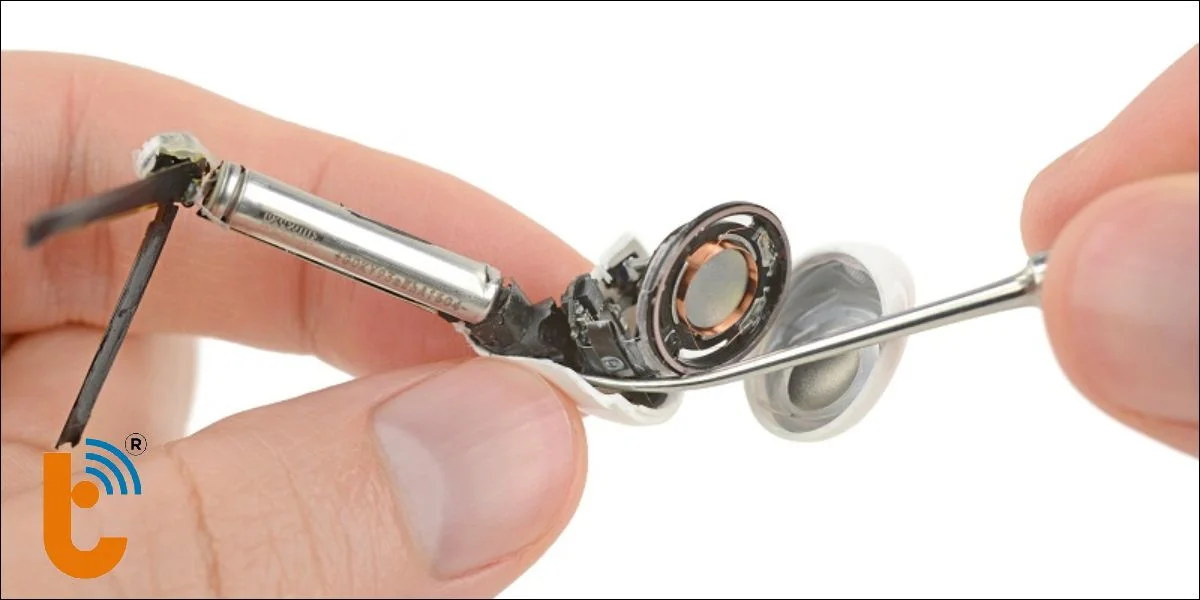 Tháo pin tai nghe AirPods